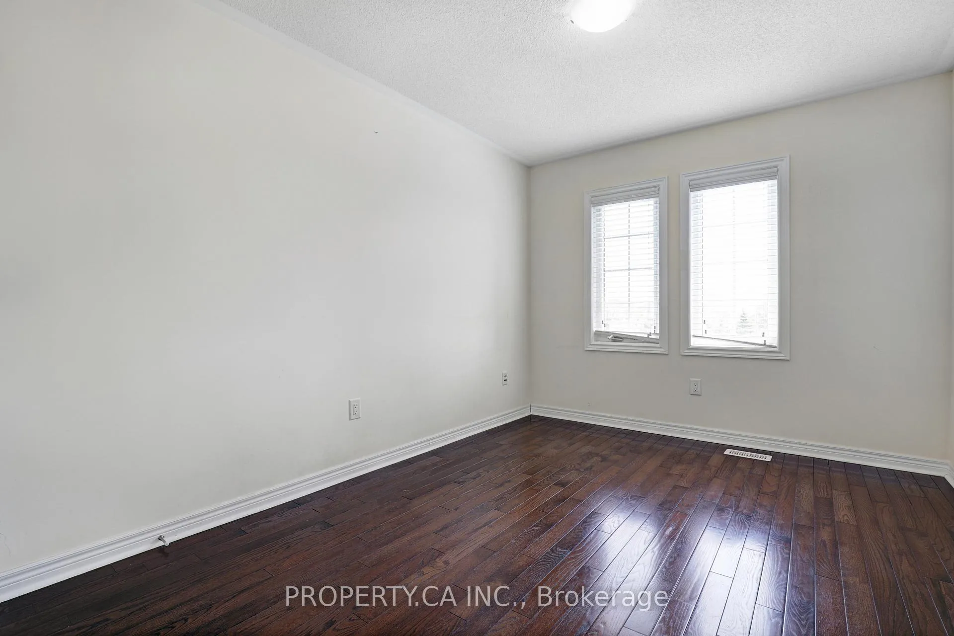 Photo 13 of 41 Spruce Pine Crescent, Vaughan, Patterson — HOMEH
