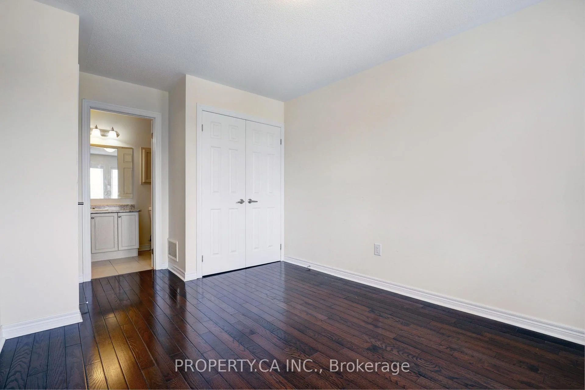 Photo 14 of 41 Spruce Pine Crescent, Vaughan, Patterson — HOMEH