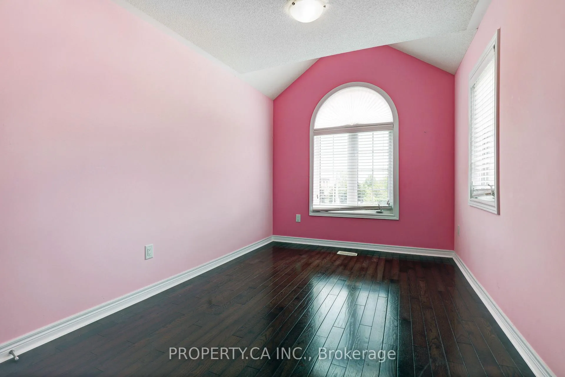 Photo 16 of 41 Spruce Pine Crescent, Vaughan, Patterson — HOMEH