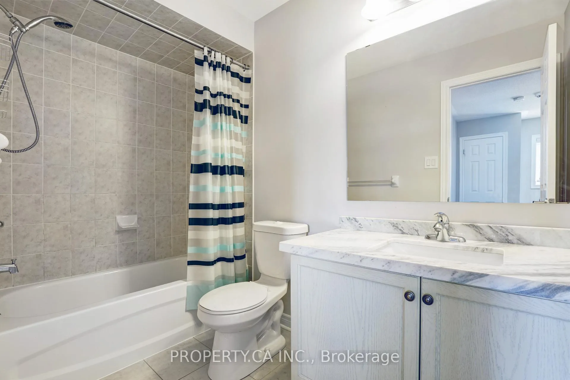 Photo 19 of 41 Spruce Pine Crescent, Vaughan, Patterson — HOMEH