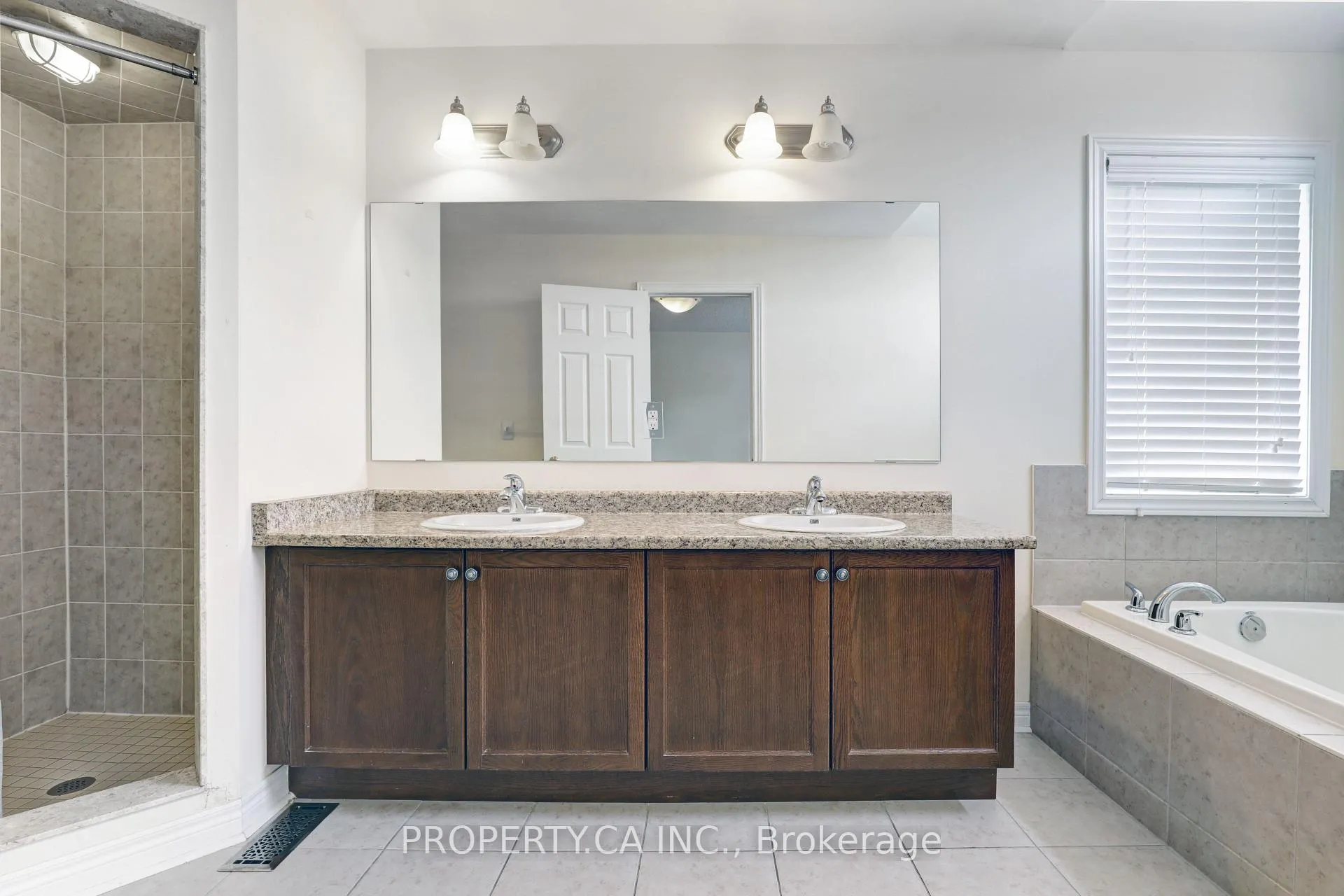 Photo 22 of 41 Spruce Pine Crescent, Vaughan, Patterson — HOMEH