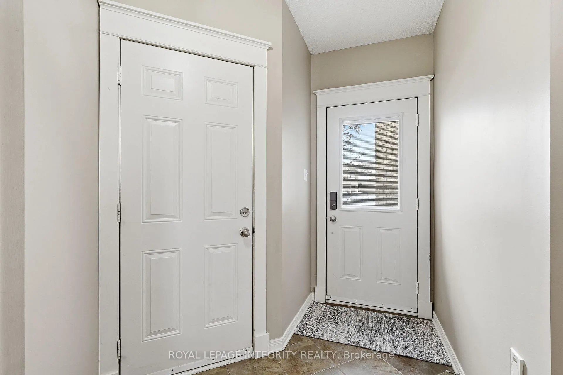 Photo 4 of 1073 Brasseur Crescent, Ottawa, Fallingbrook/Gardenway South — HOMEH