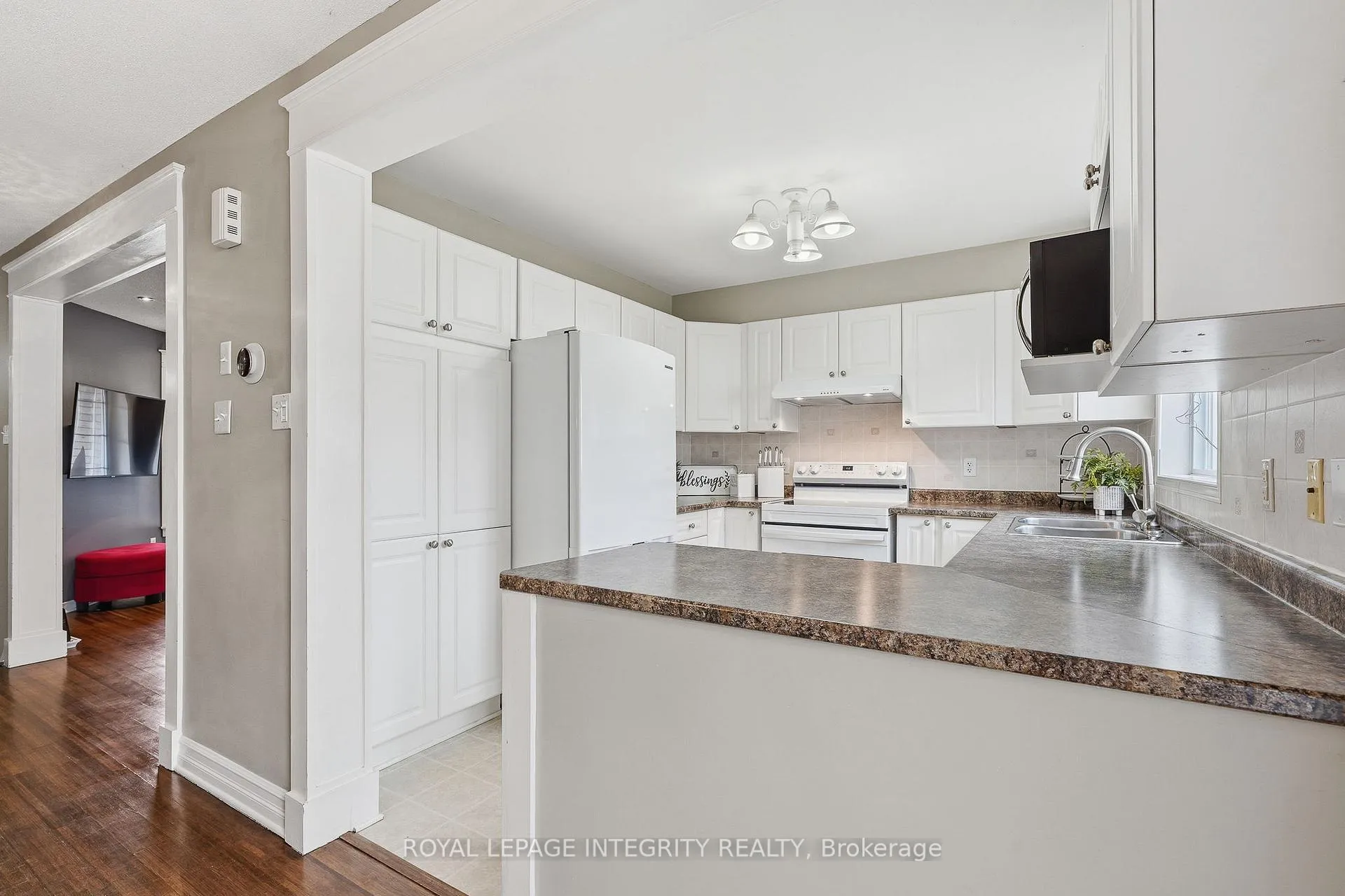 Photo 13 of 1073 Brasseur Crescent, Ottawa, Fallingbrook/Gardenway South — HOMEH