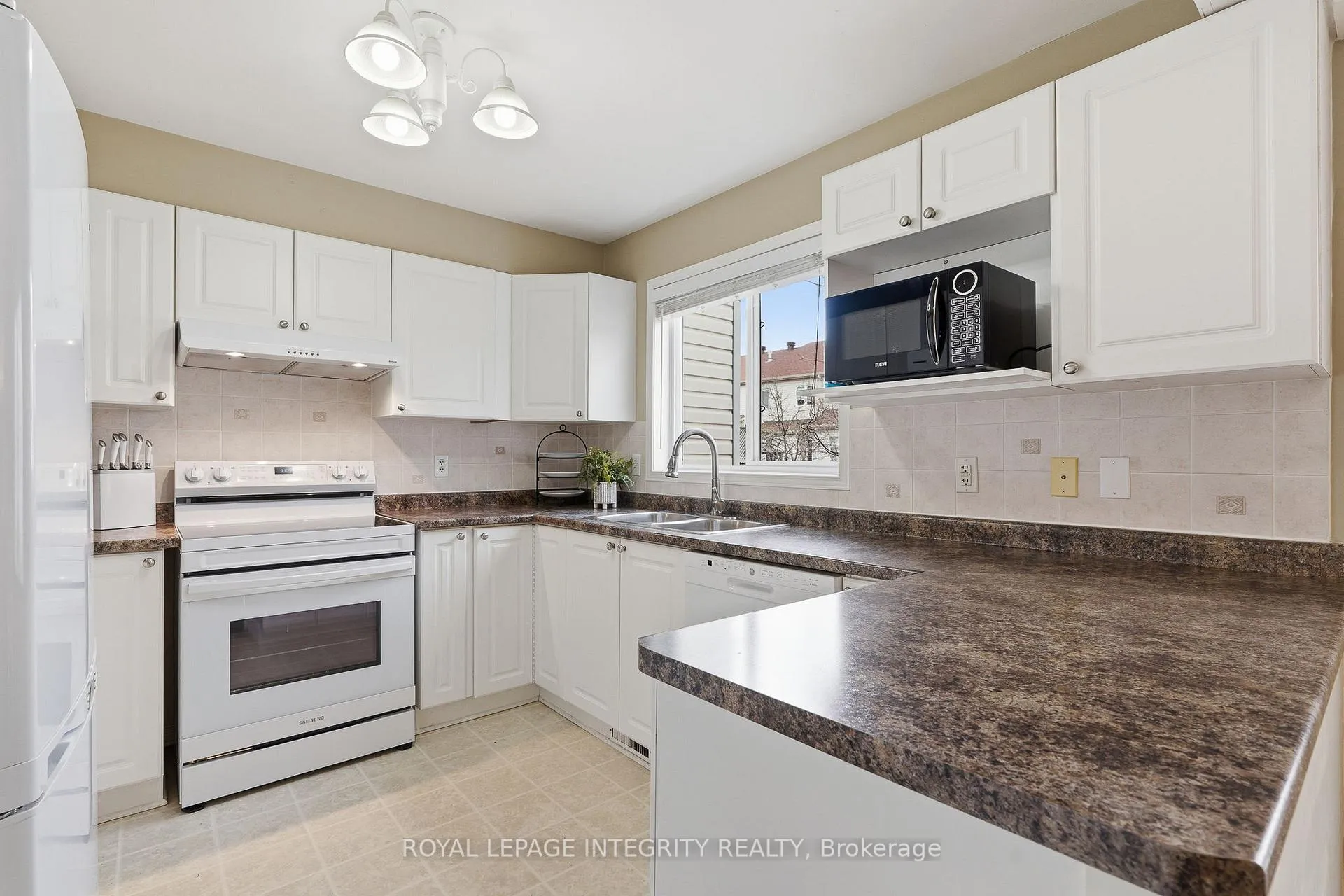 Photo 14 of 1073 Brasseur Crescent, Ottawa, Fallingbrook/Gardenway South — HOMEH