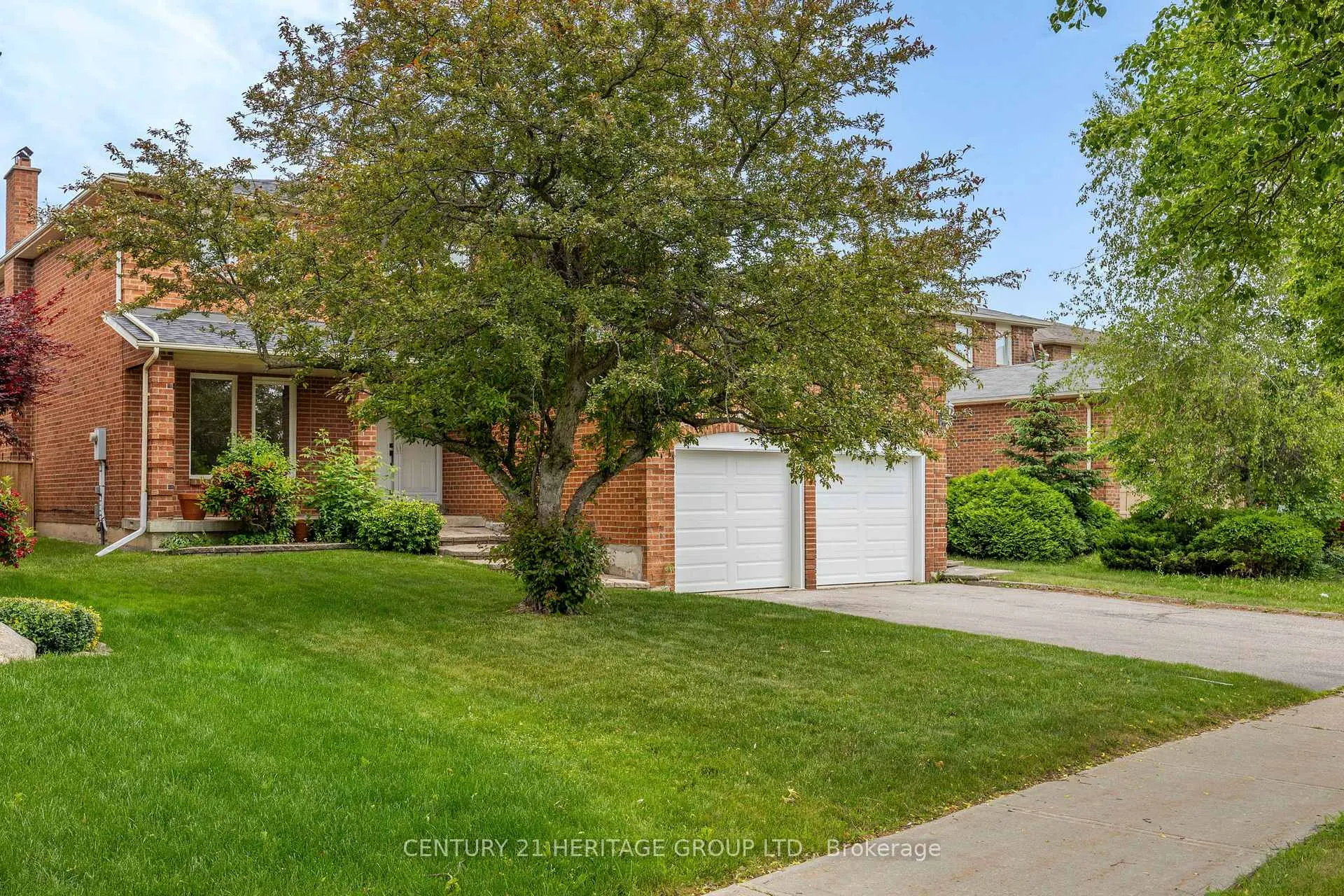 Photo 2 of 262 Barrhill Road, Vaughan, Maple — HOMEH