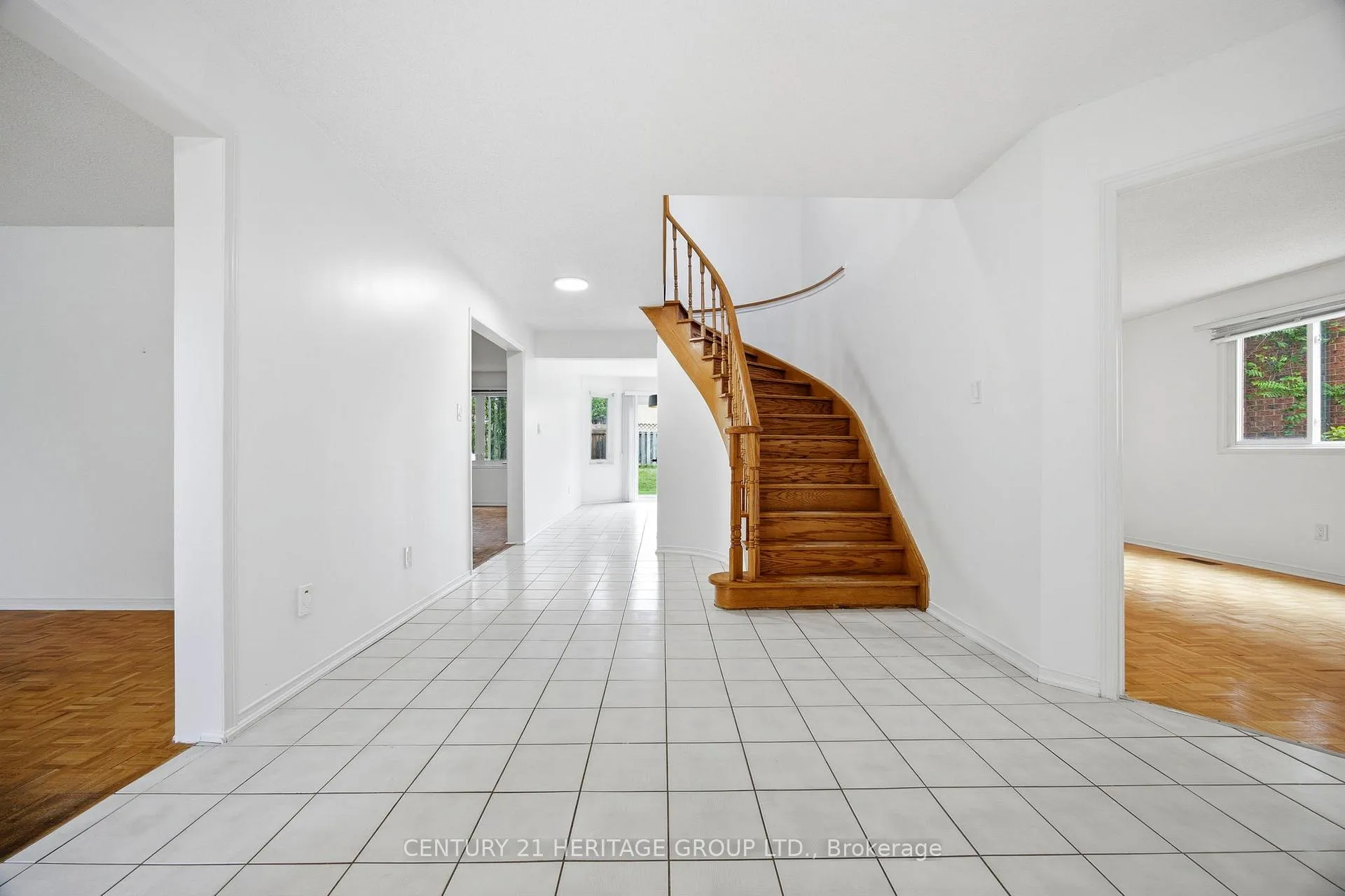 Photo 3 of 262 Barrhill Road, Vaughan, Maple — HOMEH