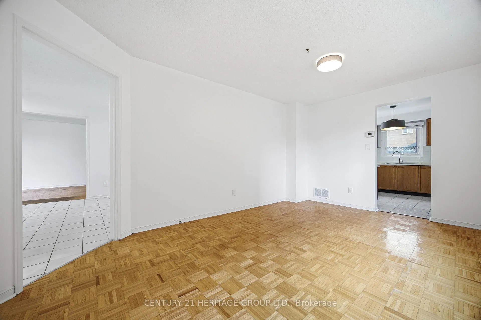 Photo 5 of 262 Barrhill Road, Vaughan, Maple — HOMEH