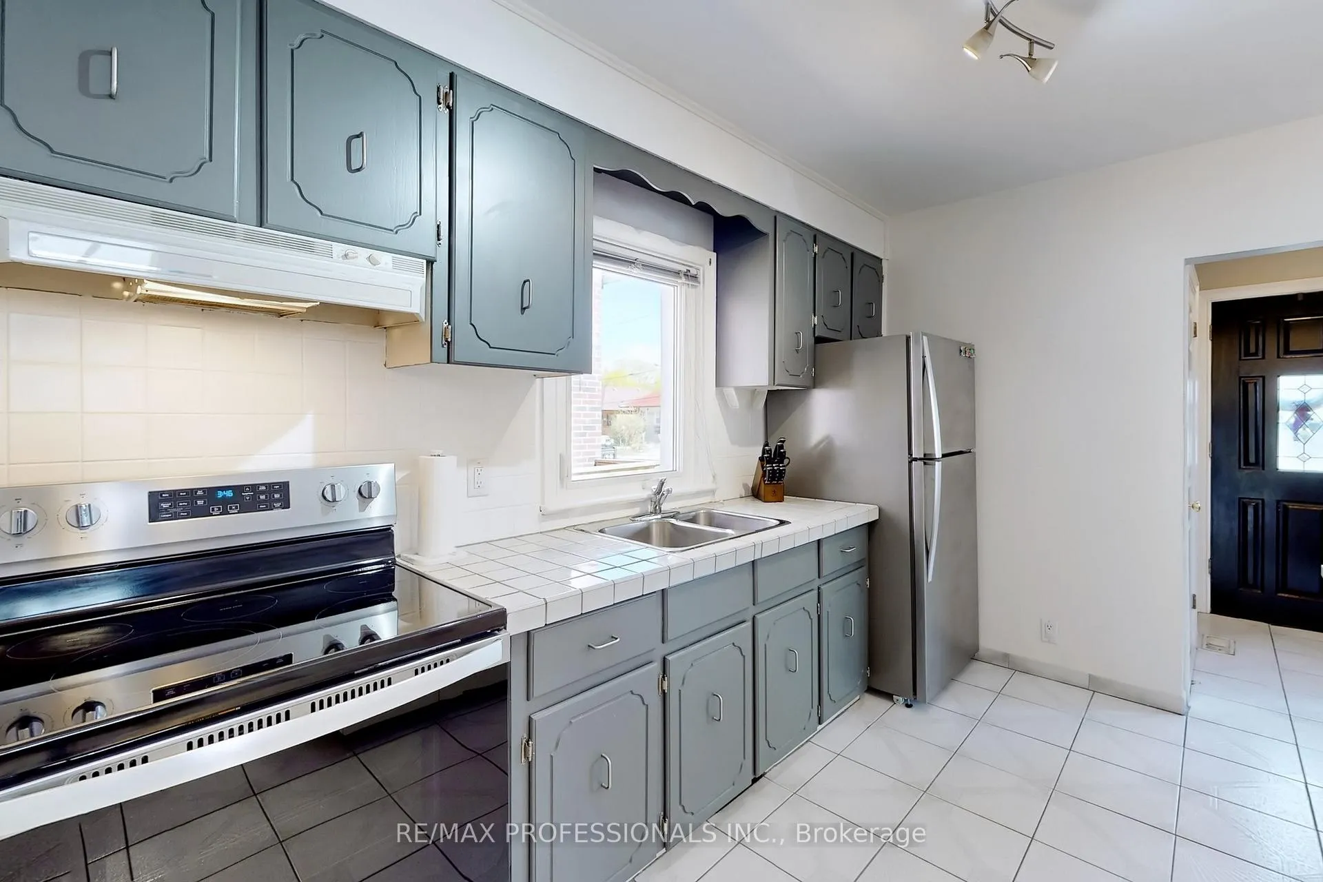 Photo 9 of 24 Braeburn Avenue, Etobicoke, Humber Heights — HOMEH