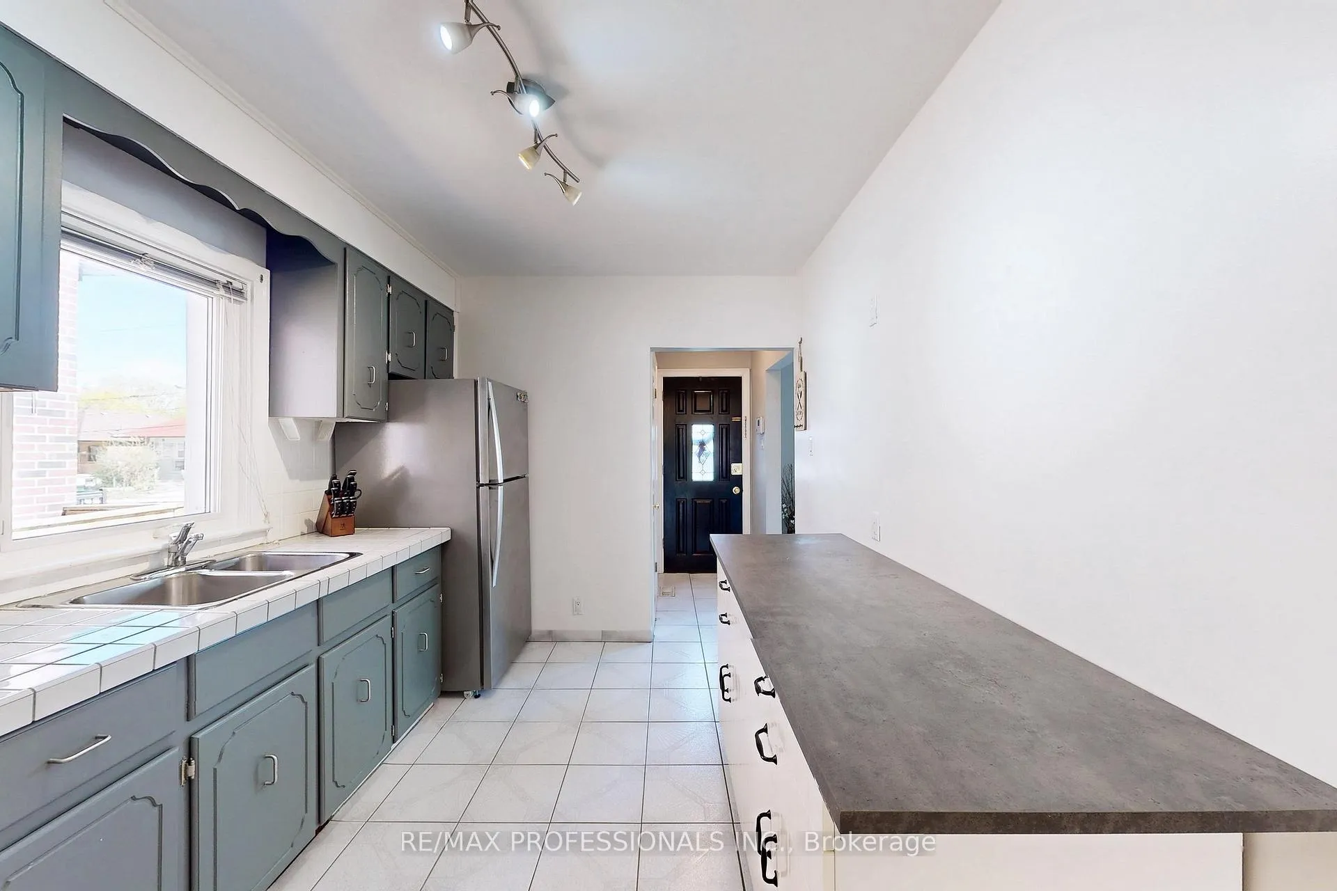 Photo 11 of 24 Braeburn Avenue, Etobicoke, Humber Heights — HOMEH