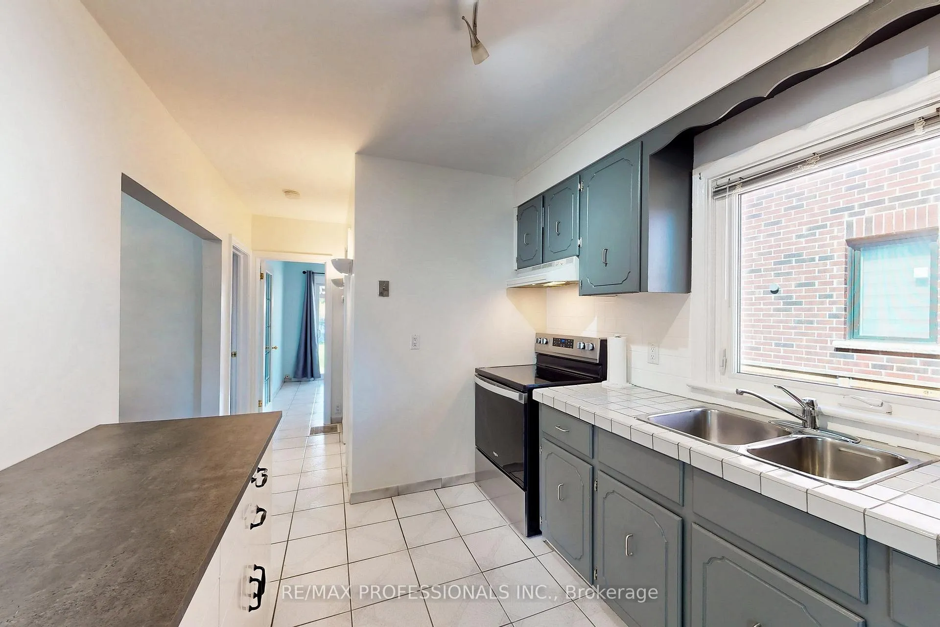 Photo 12 of 24 Braeburn Avenue, Etobicoke, Humber Heights — HOMEH