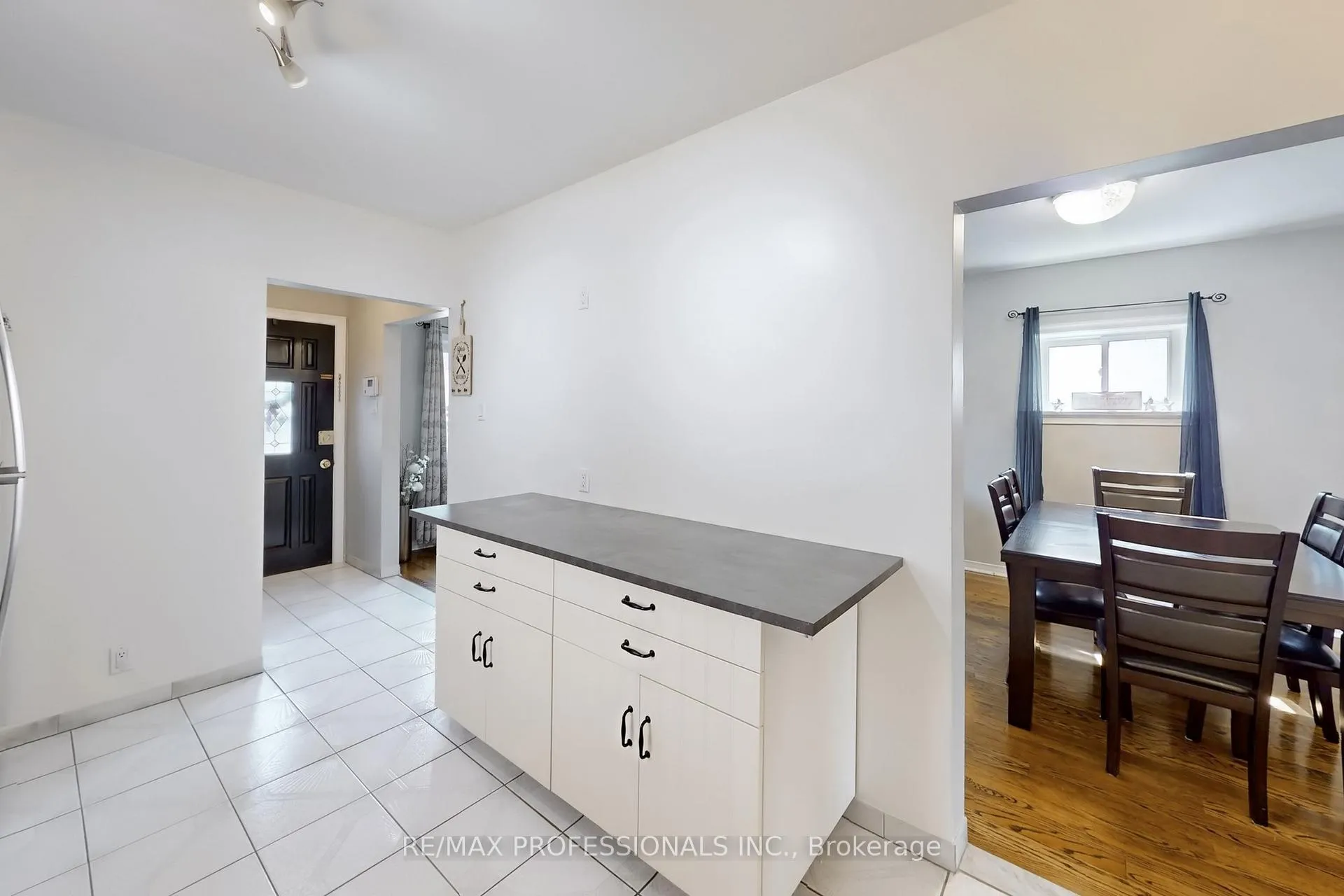 Photo 13 of 24 Braeburn Avenue, Etobicoke, Humber Heights — HOMEH