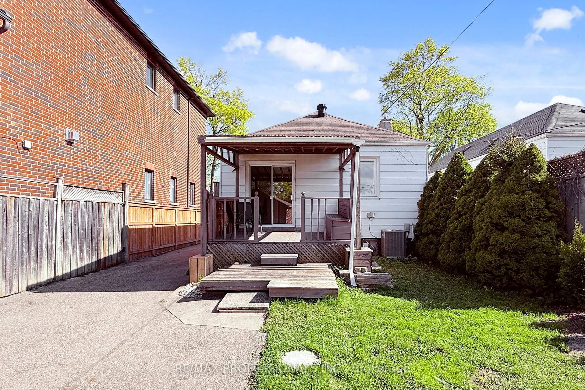 Photo 28 of 24 Braeburn Avenue, Etobicoke, Humber Heights — HOMEH