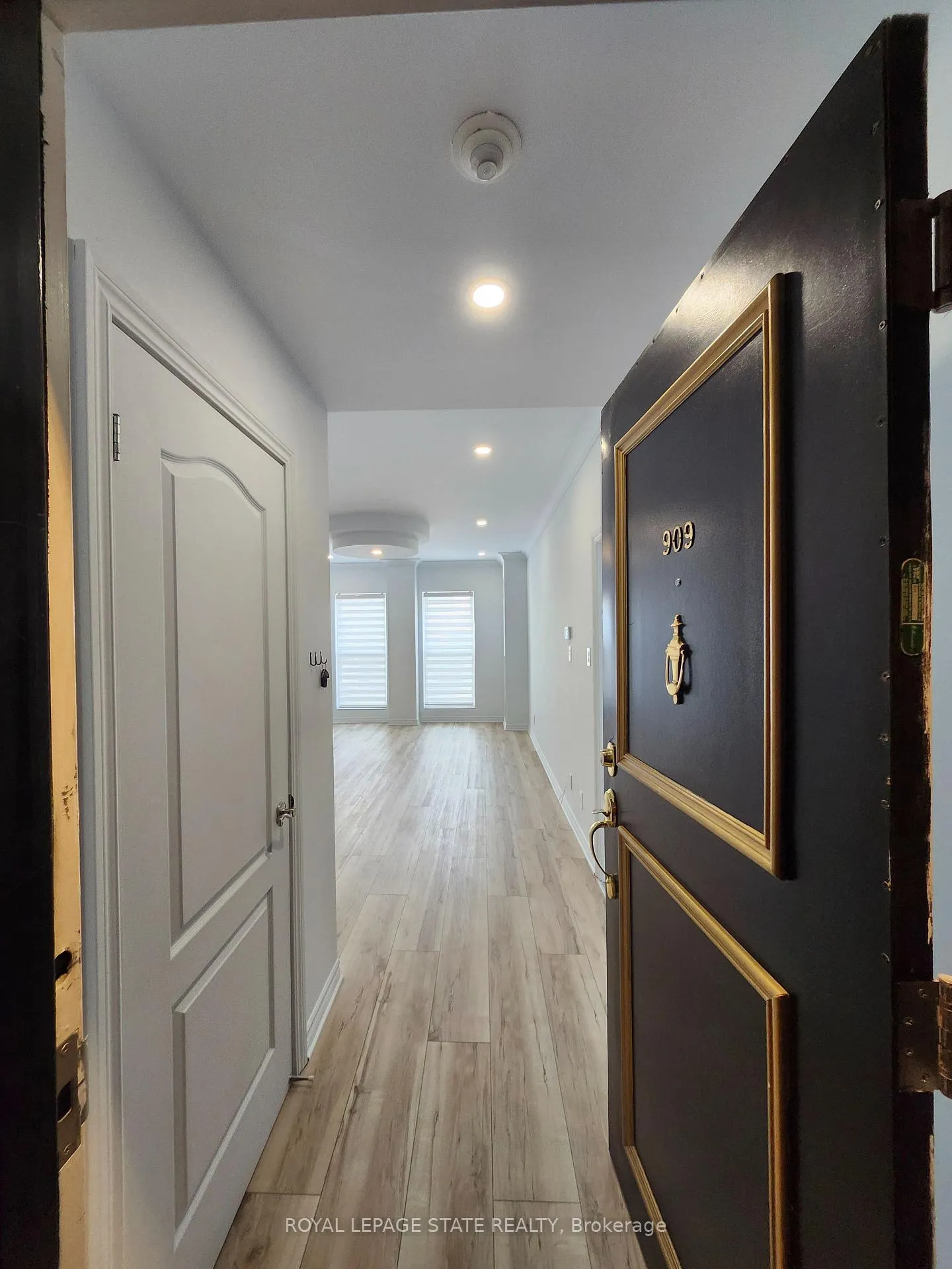 Photo 9 of Unit 909, 135 James Street S, Hamilton, Corktown — HOMEH