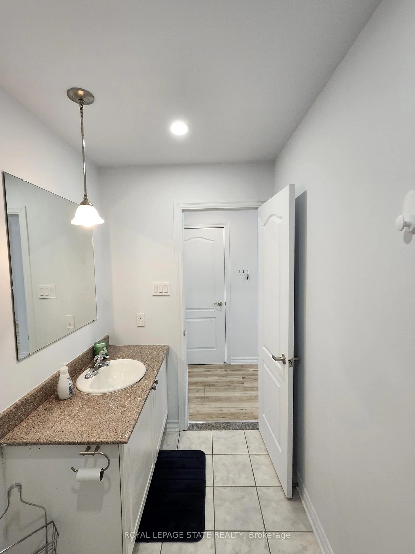 Photo 14 of Unit 909, 135 James Street S, Hamilton, Corktown — HOMEH