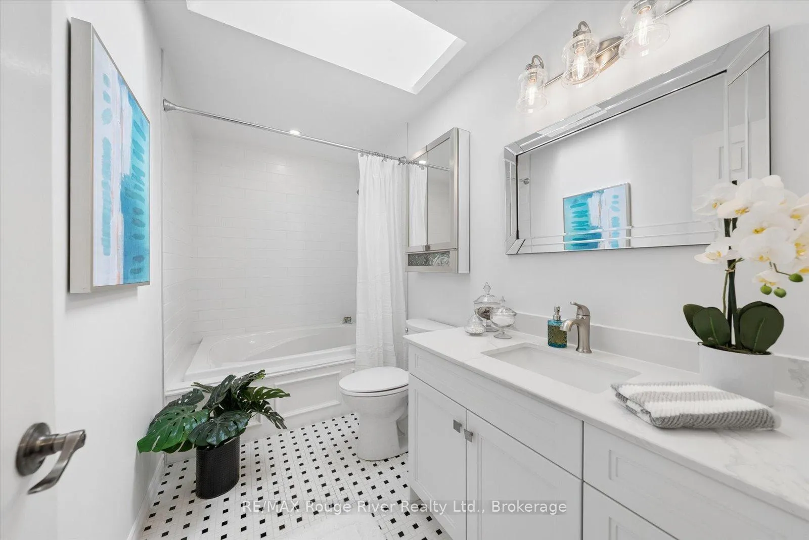 Photo 18 of 131 Guildwood Drive, Clarington, Bowmanville — HOMEH