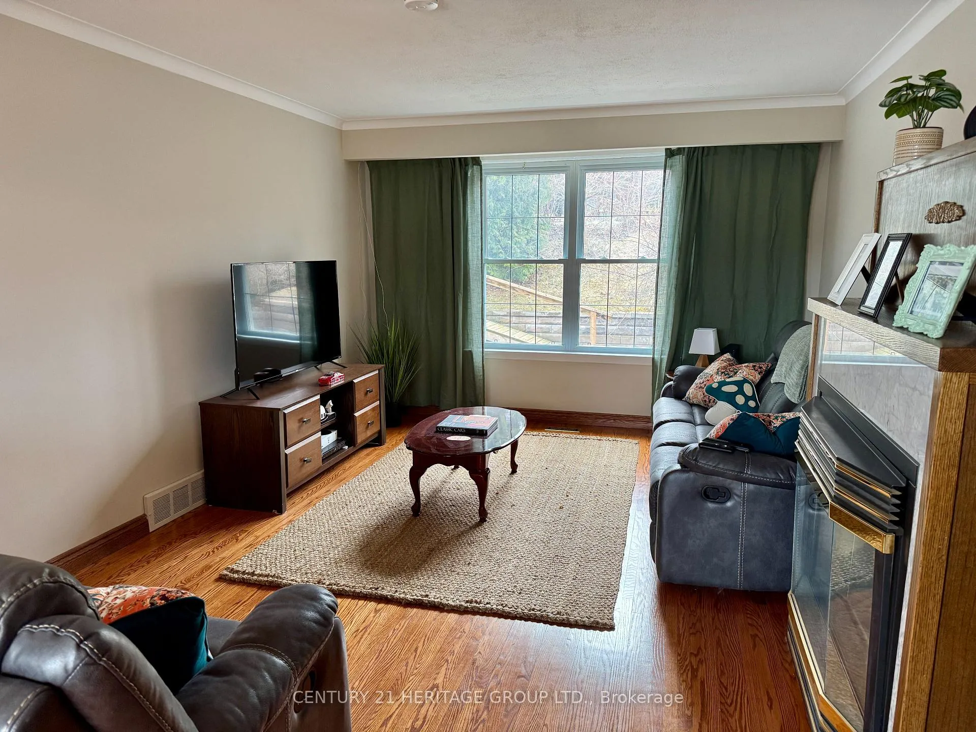 Photo 3 of 584 Arnhem Drive, Oshawa, O'Neill — HOMEH