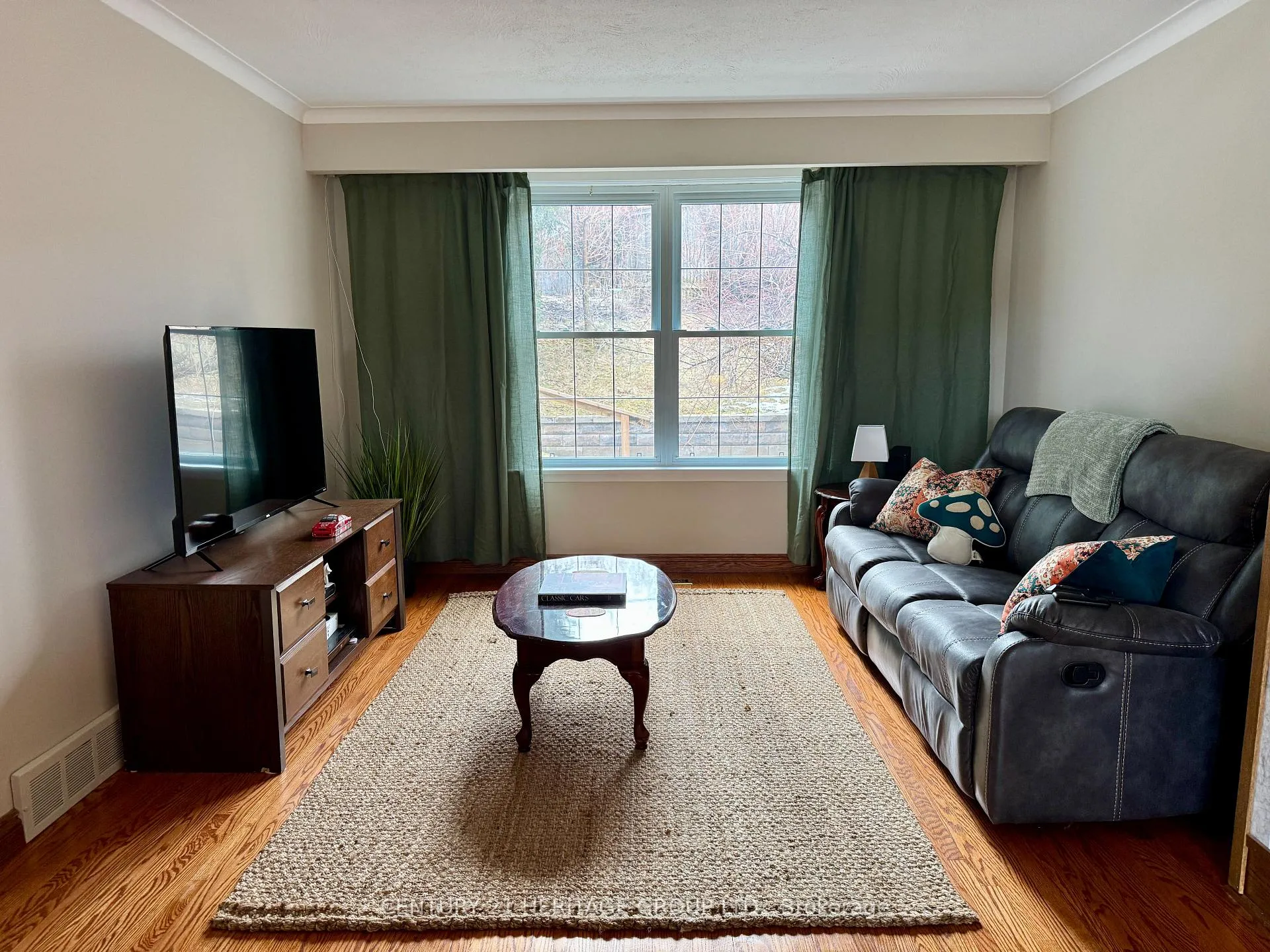 Photo 4 of 584 Arnhem Drive, Oshawa, O'Neill — HOMEH