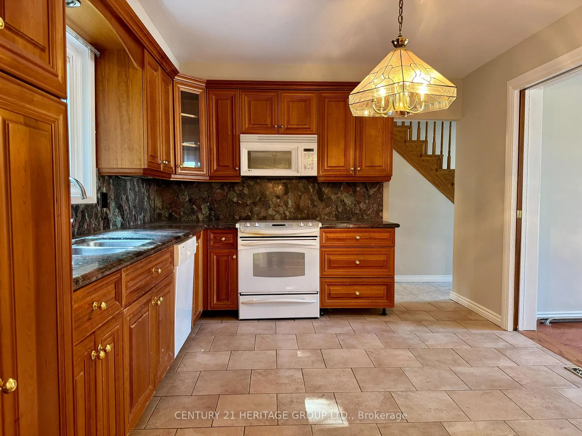 Photo 8 of 584 Arnhem Drive, Oshawa, O'Neill — HOMEH