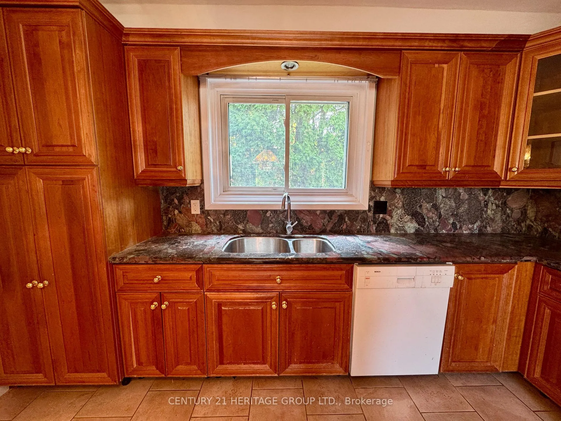 Photo 9 of 584 Arnhem Drive, Oshawa, O'Neill — HOMEH