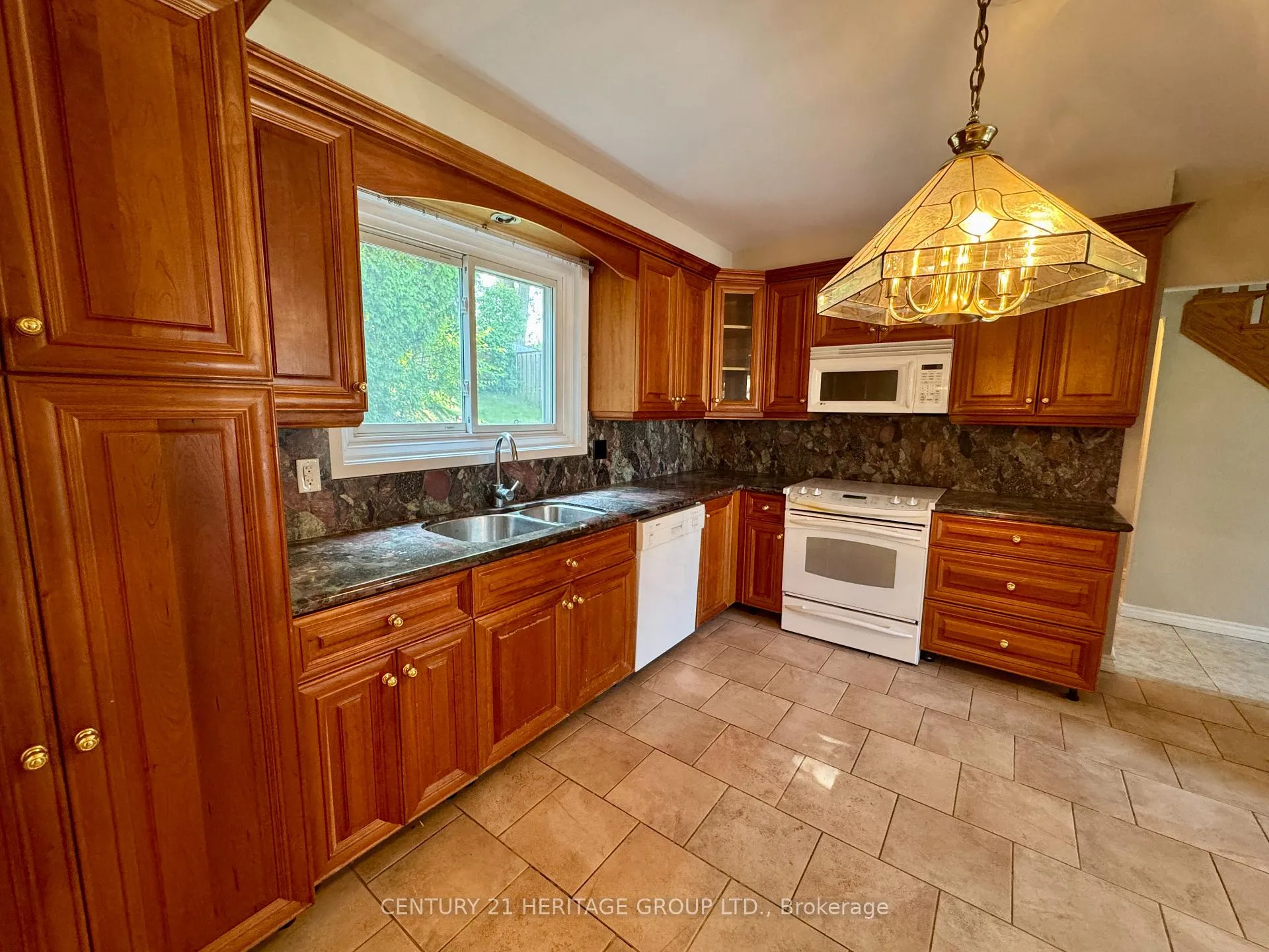 Photo 10 of 584 Arnhem Drive, Oshawa, O'Neill — HOMEH