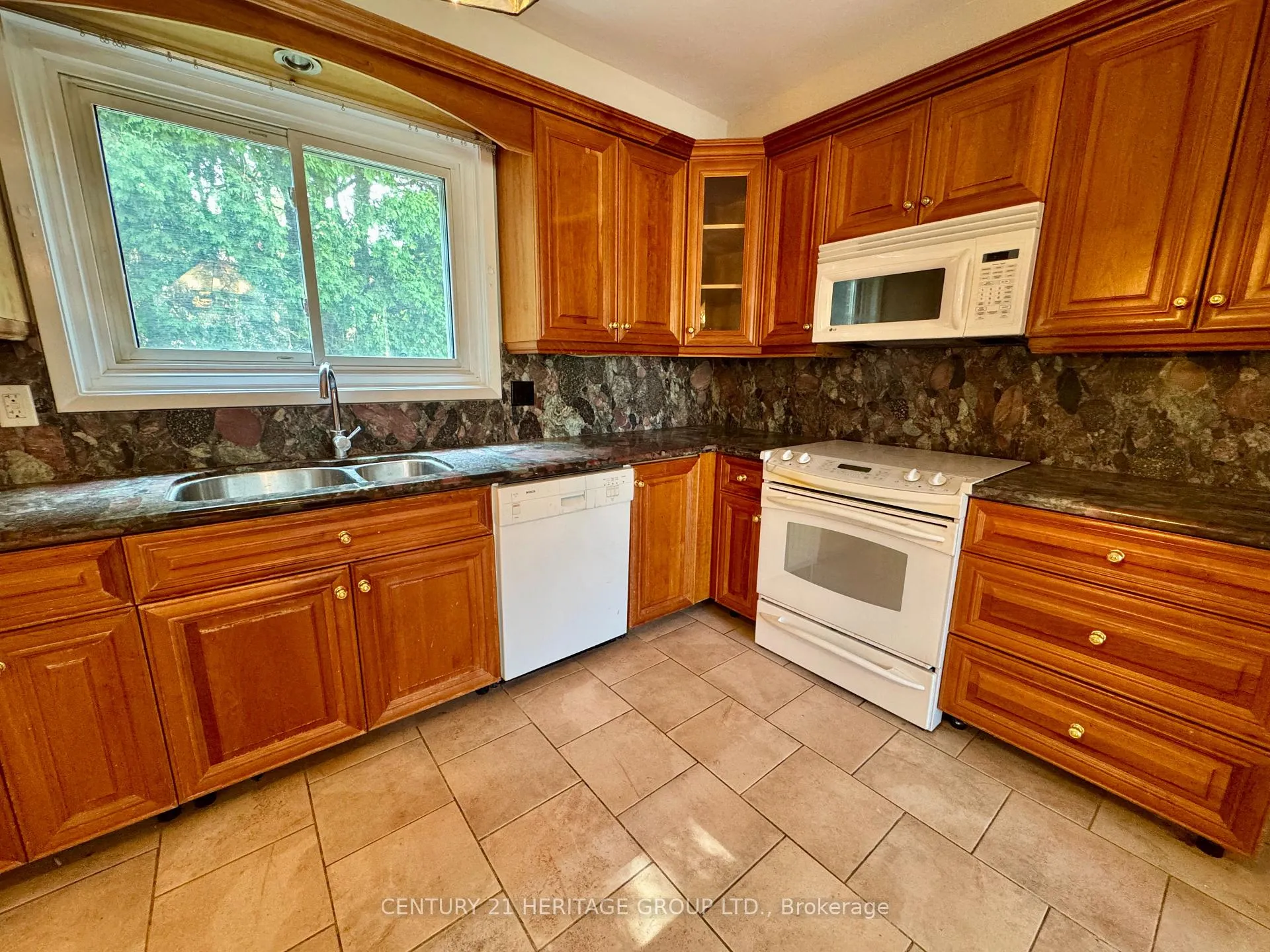 Photo 11 of 584 Arnhem Drive, Oshawa, O'Neill — HOMEH