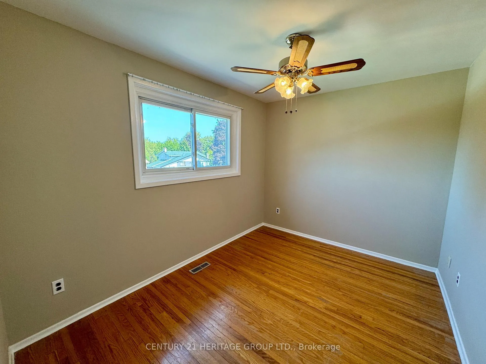 Photo 23 of 584 Arnhem Drive, Oshawa, O'Neill — HOMEH