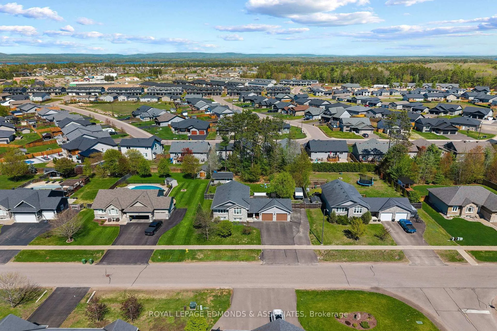 Photo 3 of 51 Bedard Boulevard, Petawawa, Petawawa — HOMEH
