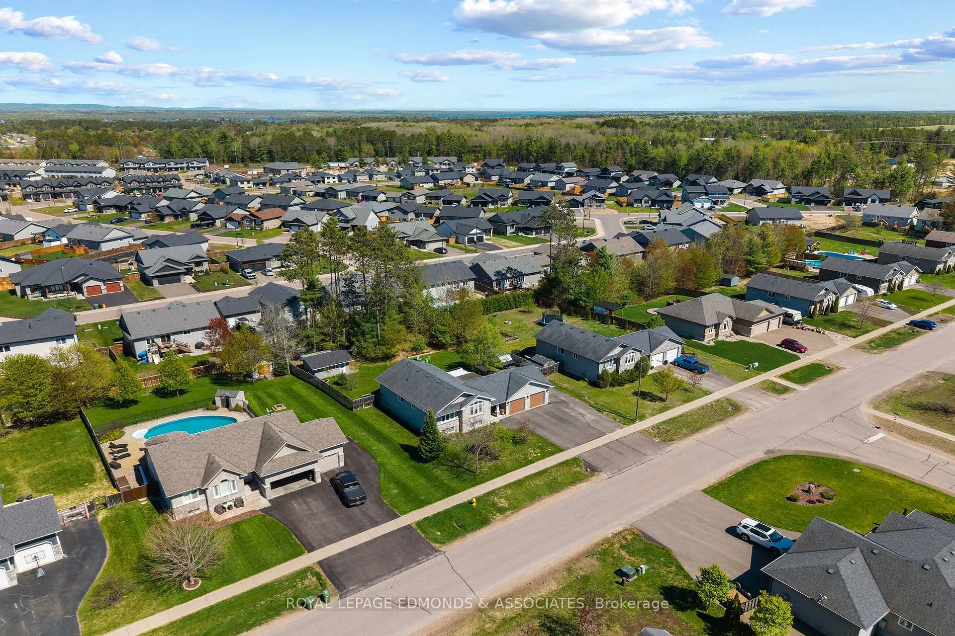 Photo 4 of 51 Bedard Boulevard, Petawawa, Petawawa — HOMEH