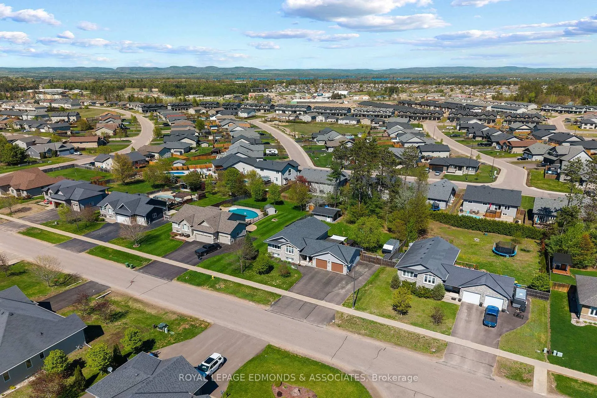 Photo 5 of 51 Bedard Boulevard, Petawawa, Petawawa — HOMEH