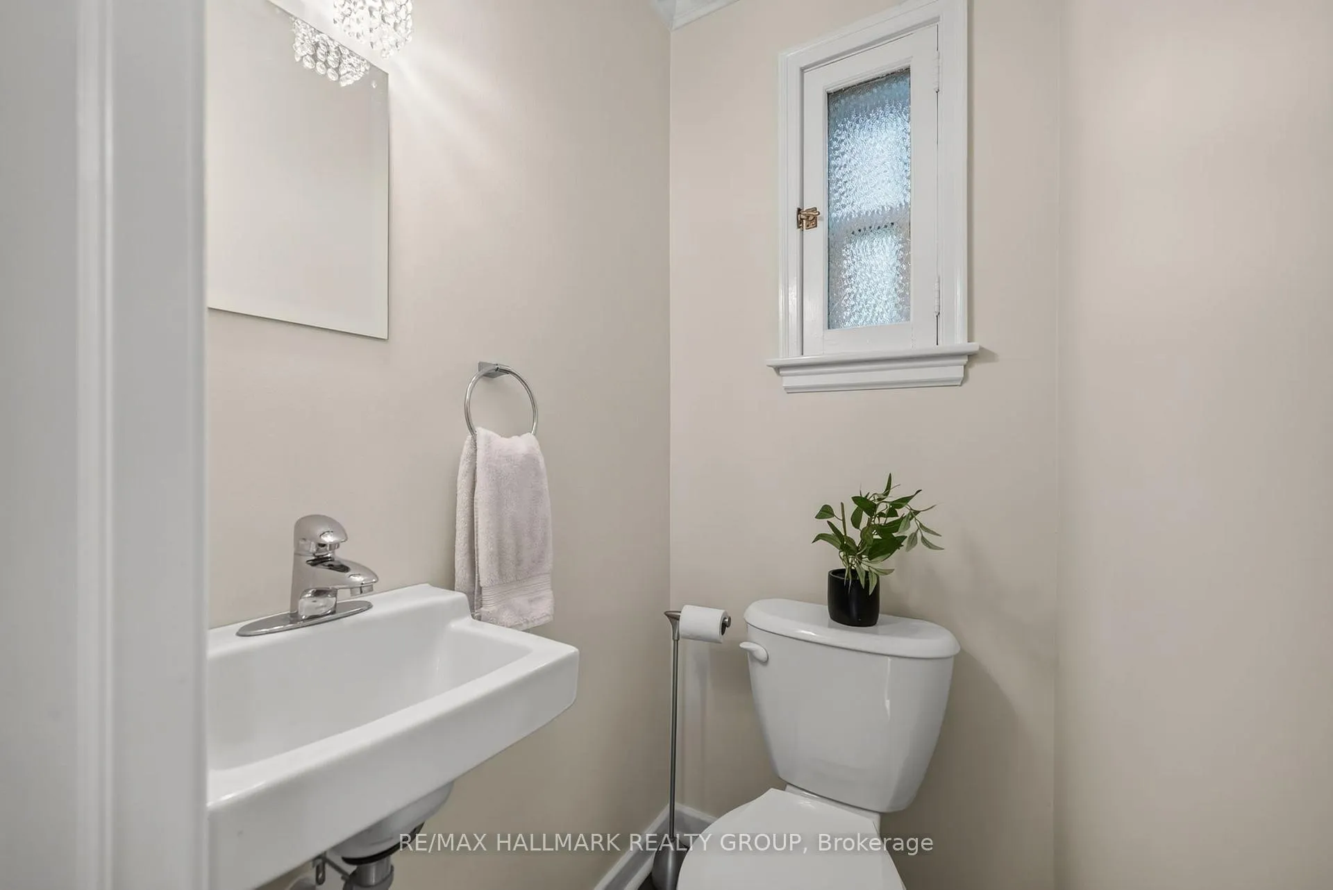 Photo 9 of 1 Bedford Crescent, Ottawa, Manor Park — HOMEH