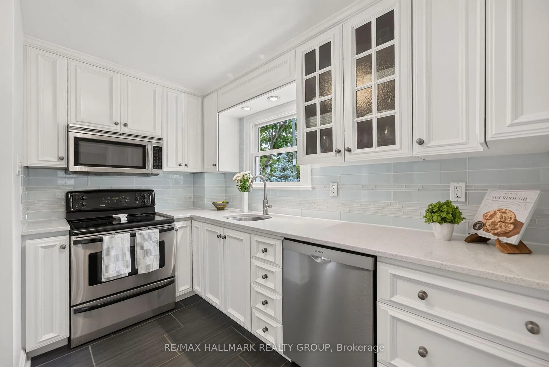 Photo 22 of 1 Bedford Crescent, Ottawa, Manor Park — HOMEH