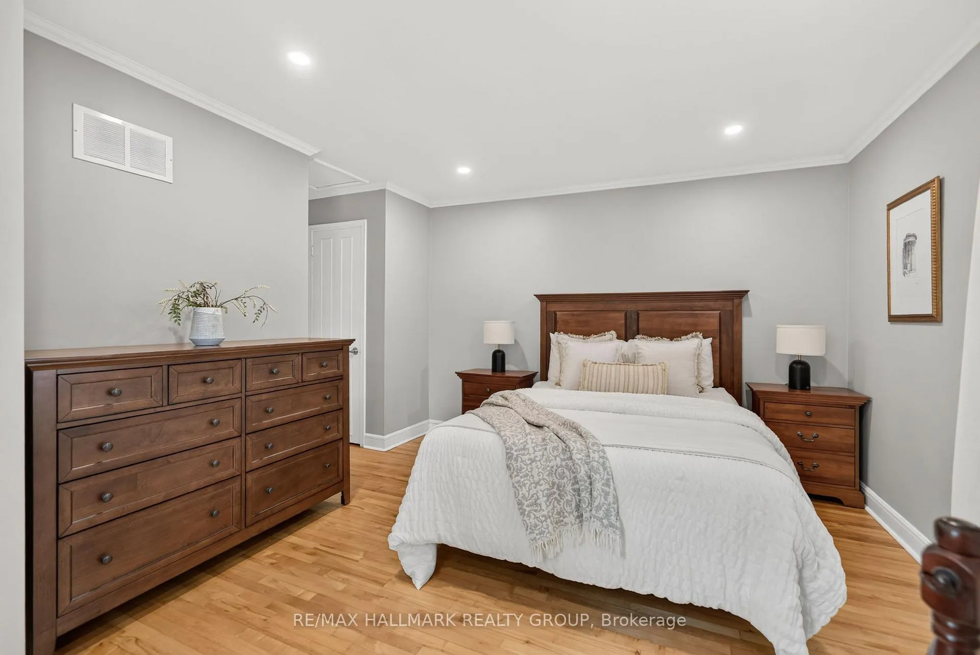 Photo 27 of 1 Bedford Crescent, Ottawa, Manor Park — HOMEH