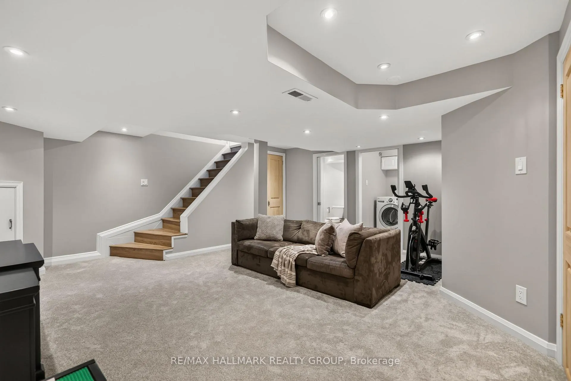 Photo 38 of 1 Bedford Crescent, Ottawa, Manor Park — HOMEH