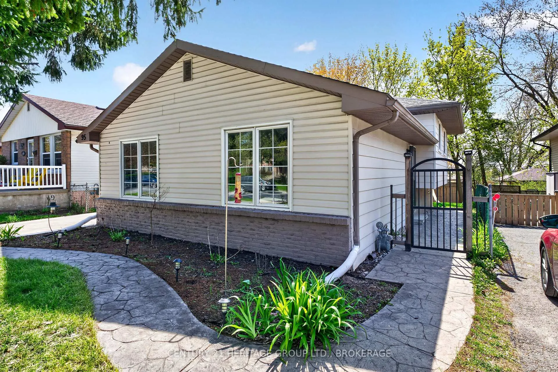Photo 4 of 95 Virginia Street, Kingston, Rideau — HOMEH