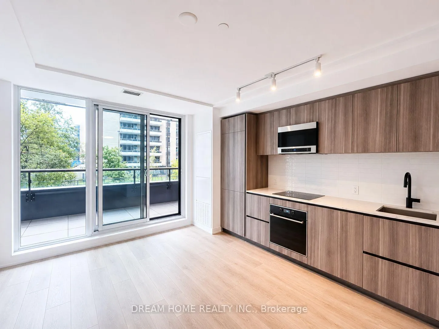 Photo 2 of Unit 210, 127 Broadway Avenue, Toronto, Mount Pleasant West — HOMEH