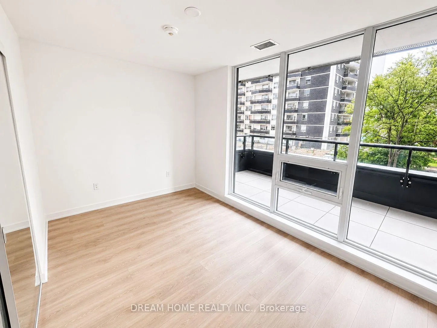Photo 5 of Unit 210, 127 Broadway Avenue, Toronto, Mount Pleasant West — HOMEH