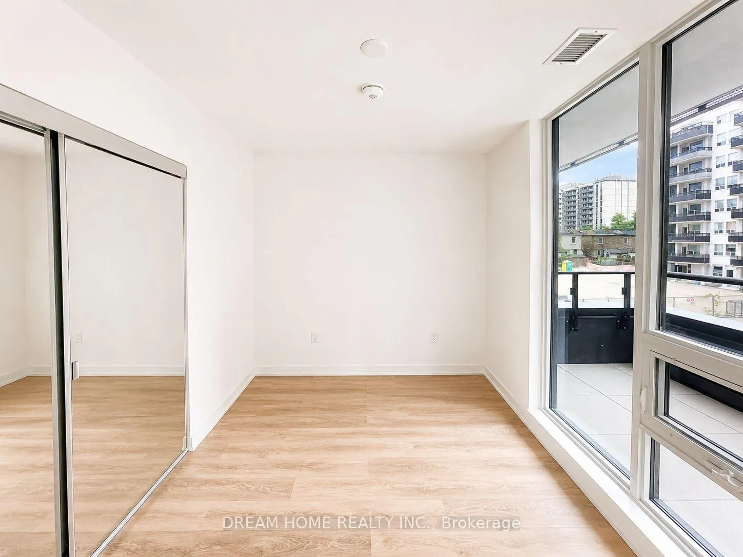 Photo 6 of Unit 210, 127 Broadway Avenue, Toronto, Mount Pleasant West — HOMEH