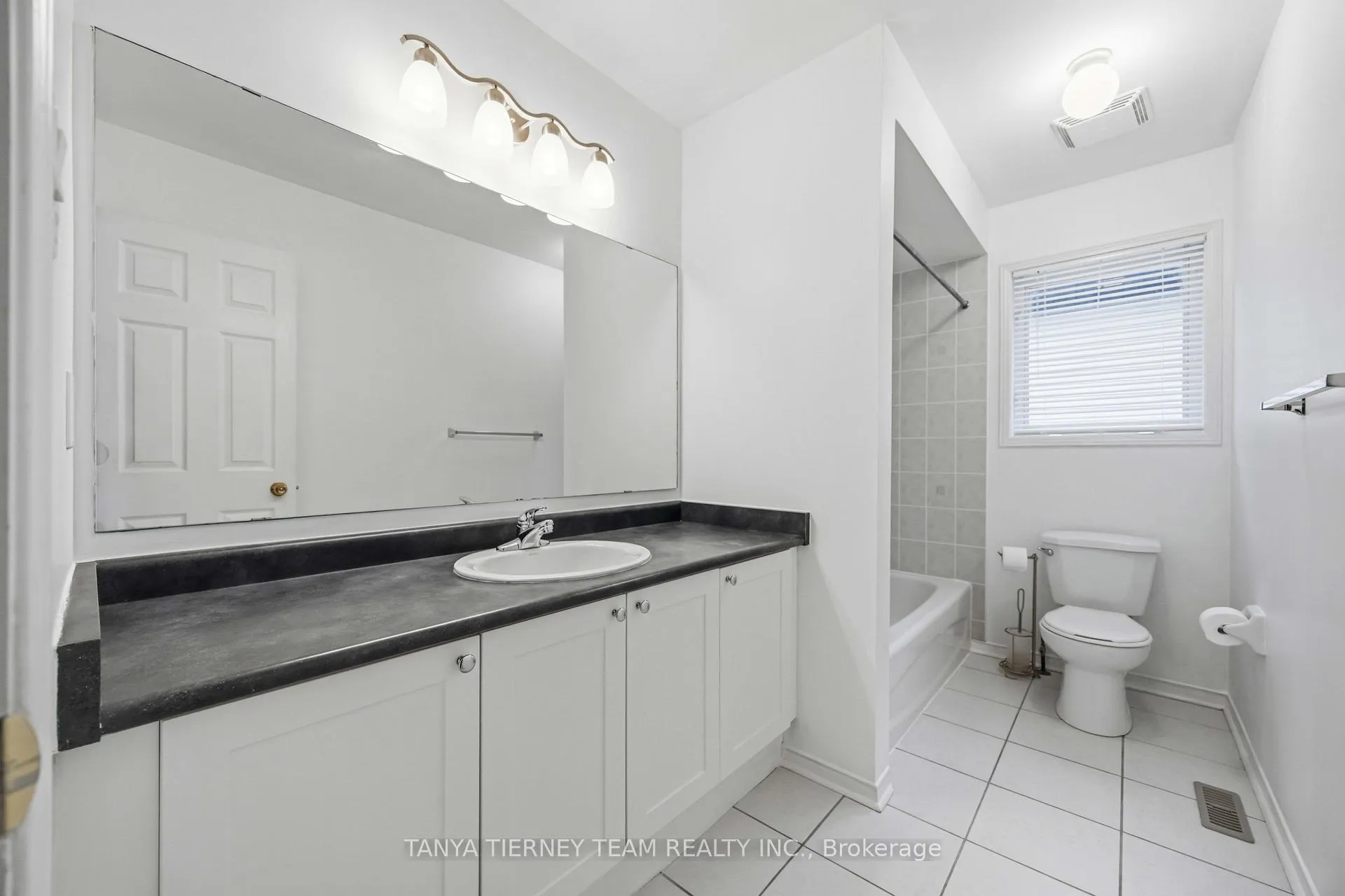 Photo 36 of 75 Robert Attersley Drive E, Whitby, Taunton North — HOMEH
