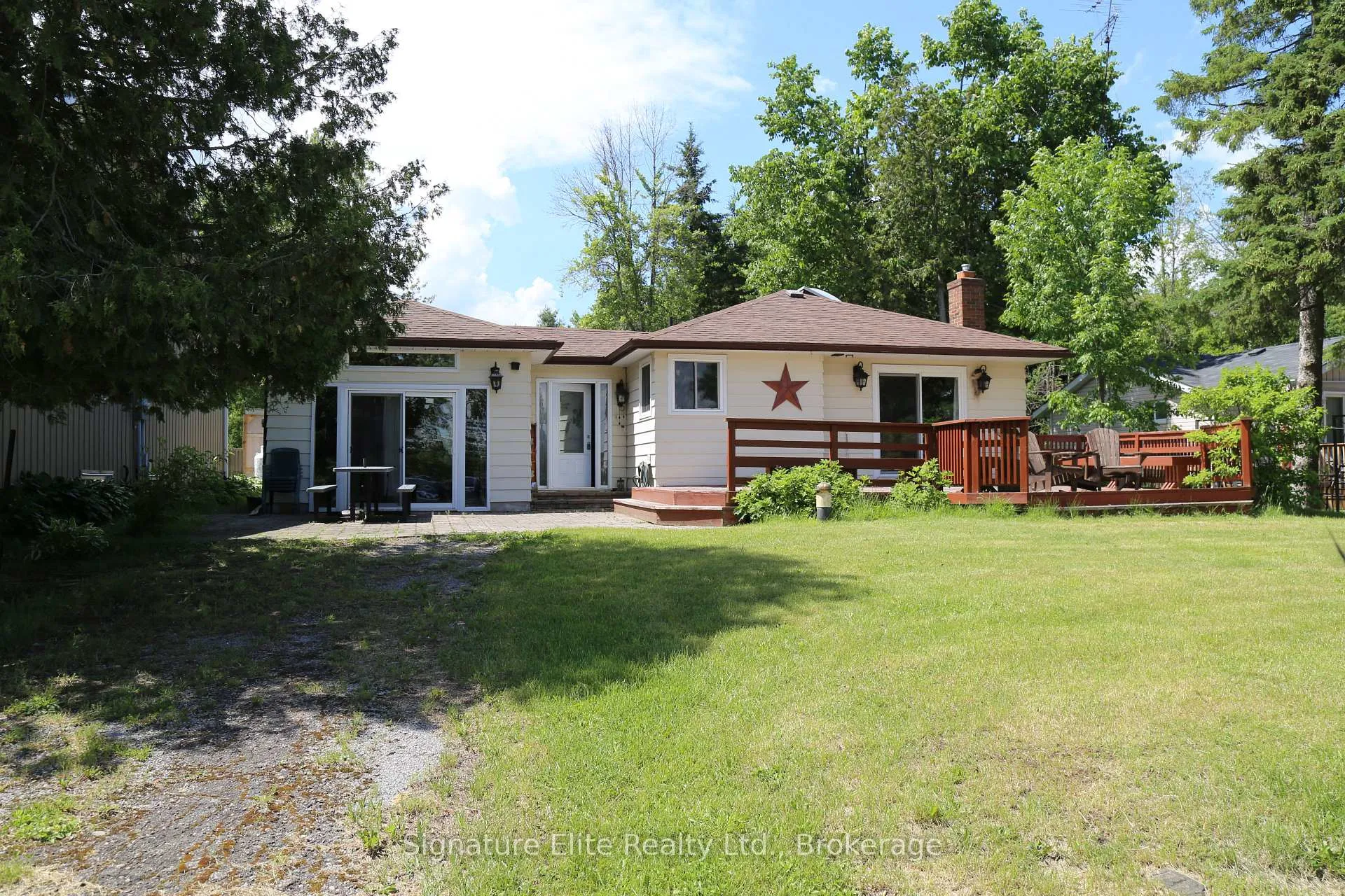 Front of 1095 North Bay Drive