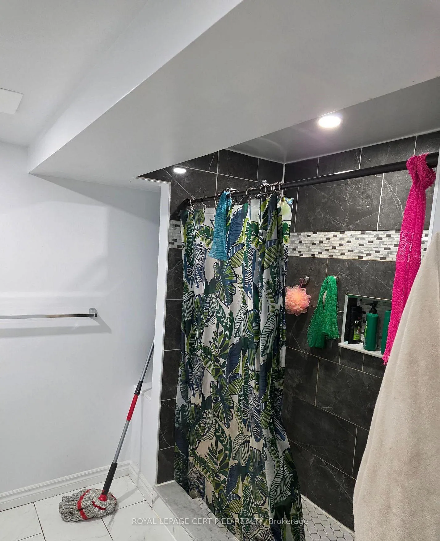Photo 15 of 2 Rideau Crescent, Hamilton, Lisgar — HOMEH