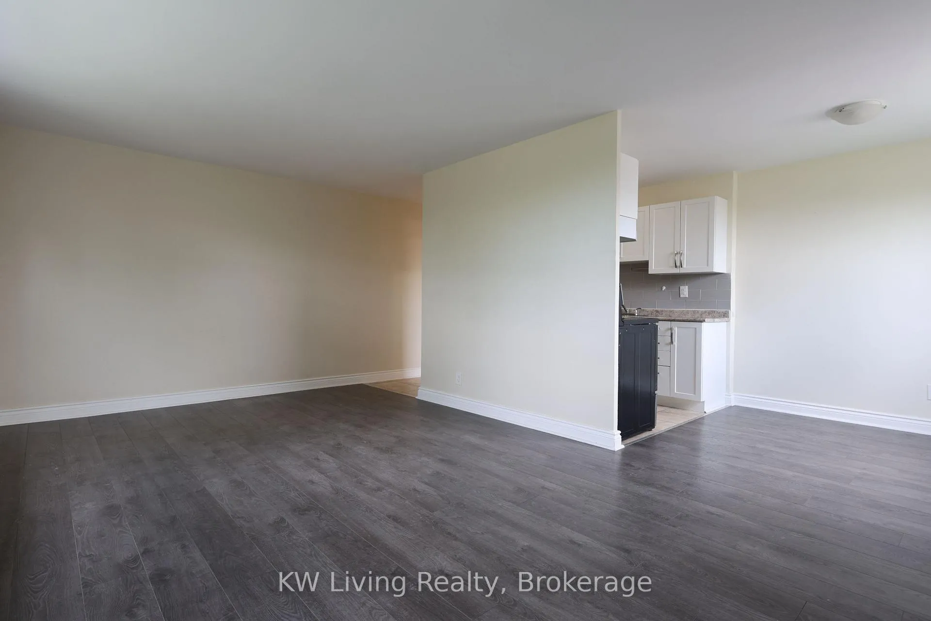 Photo 7 of Unit 302, 100 Browns Line, Etobicoke, Alderwood — HOMEH