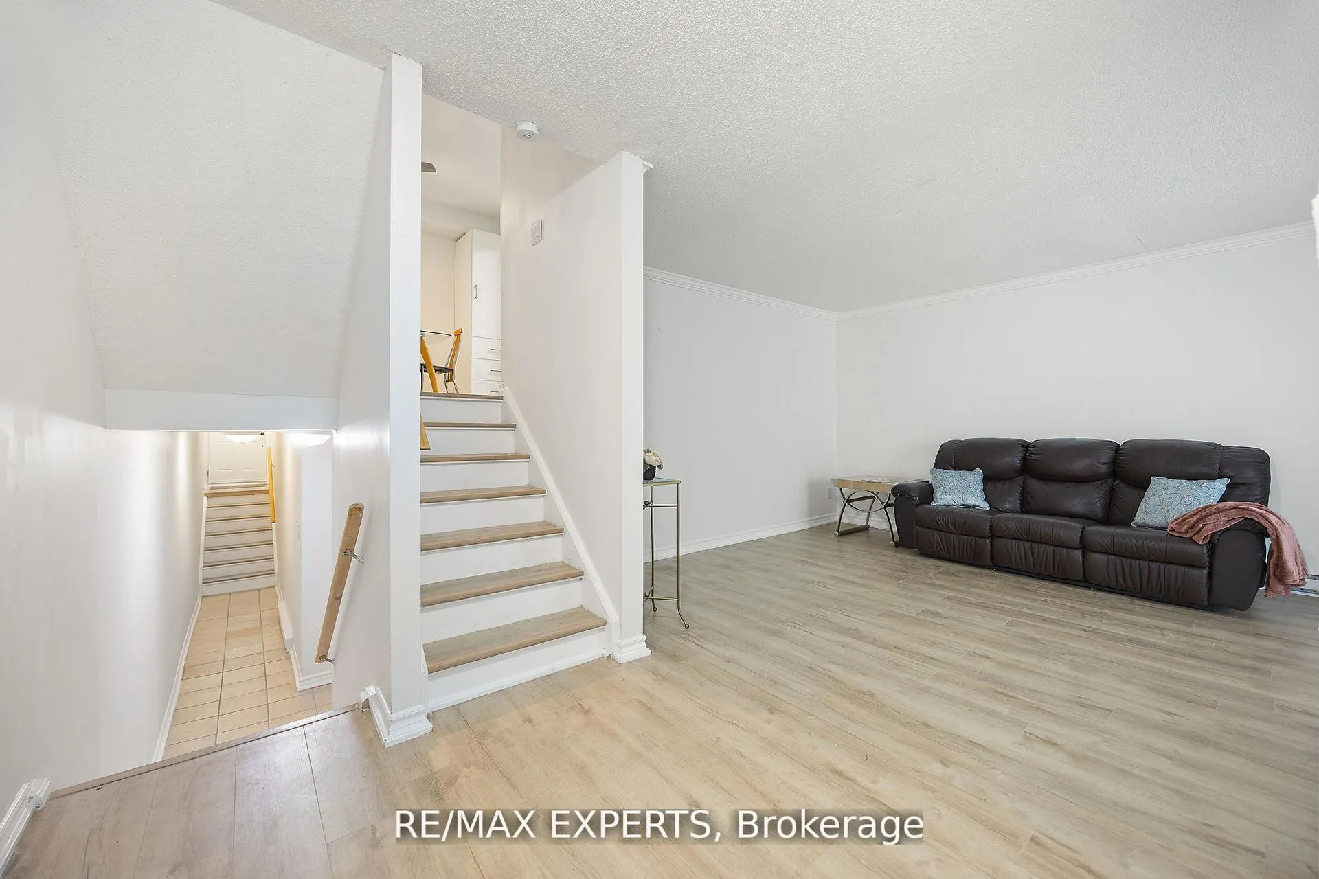 Photo 7 of 242 Milestone Crescent, Aurora, Aurora Village — HOMEH