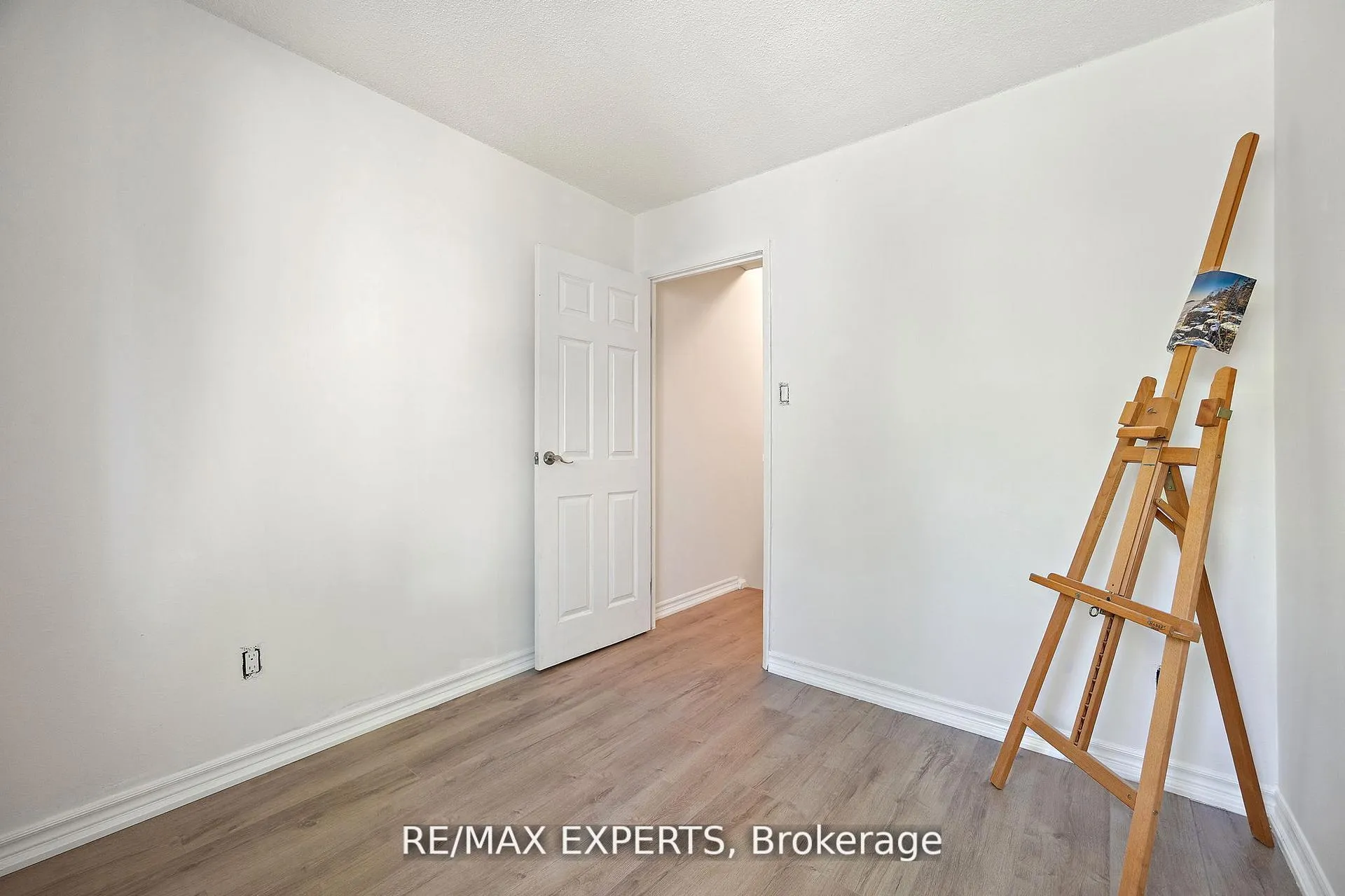 Photo 10 of 242 Milestone Crescent, Aurora, Aurora Village — HOMEH