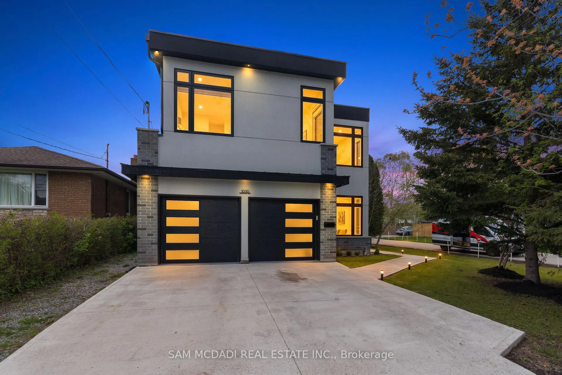 Photo 1 of 1050 Edgeleigh Avenue, Mississauga, Lakeview — HOMEH