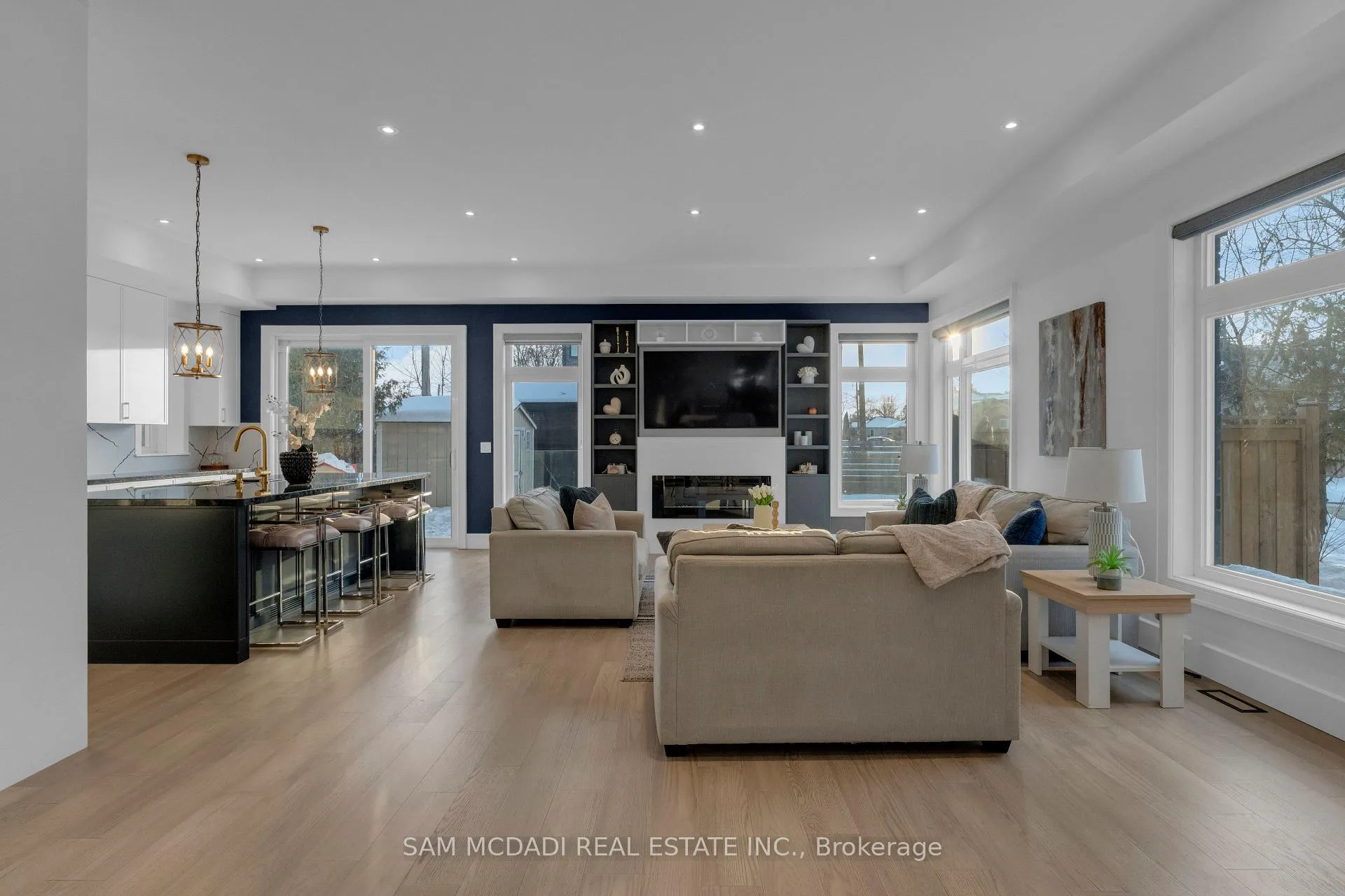 Photo 2 of 1050 Edgeleigh Avenue, Mississauga, Lakeview — HOMEH