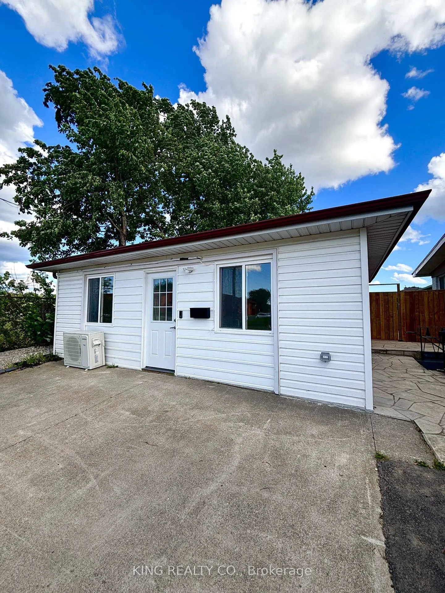Front of Unit 3, 102 Wellington Street