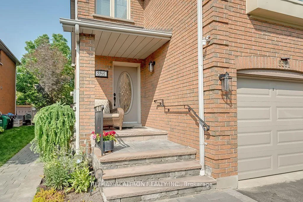 Photo 2 of 5591 Cosmic Crescent, Mississauga, Hurontario — HOMEH