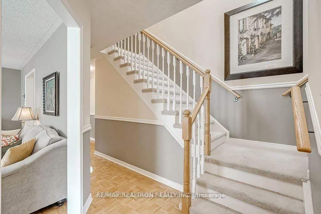 Photo 3 of 5591 Cosmic Crescent, Mississauga, Hurontario — HOMEH