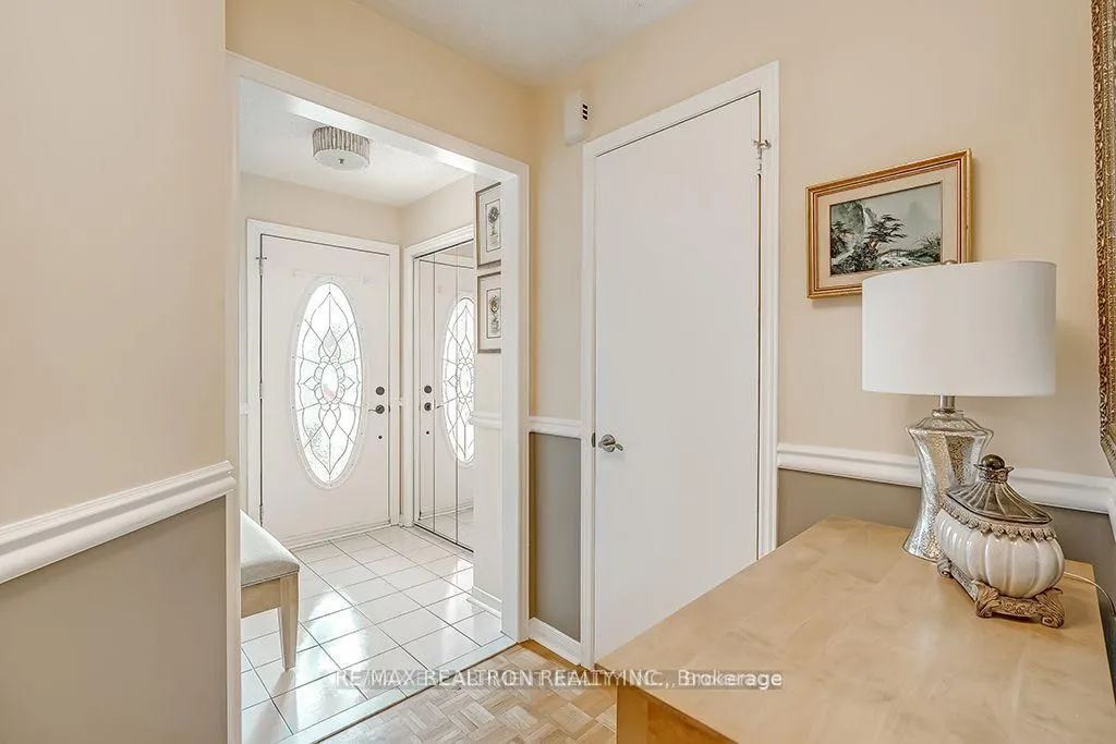 Photo 4 of 5591 Cosmic Crescent, Mississauga, Hurontario — HOMEH