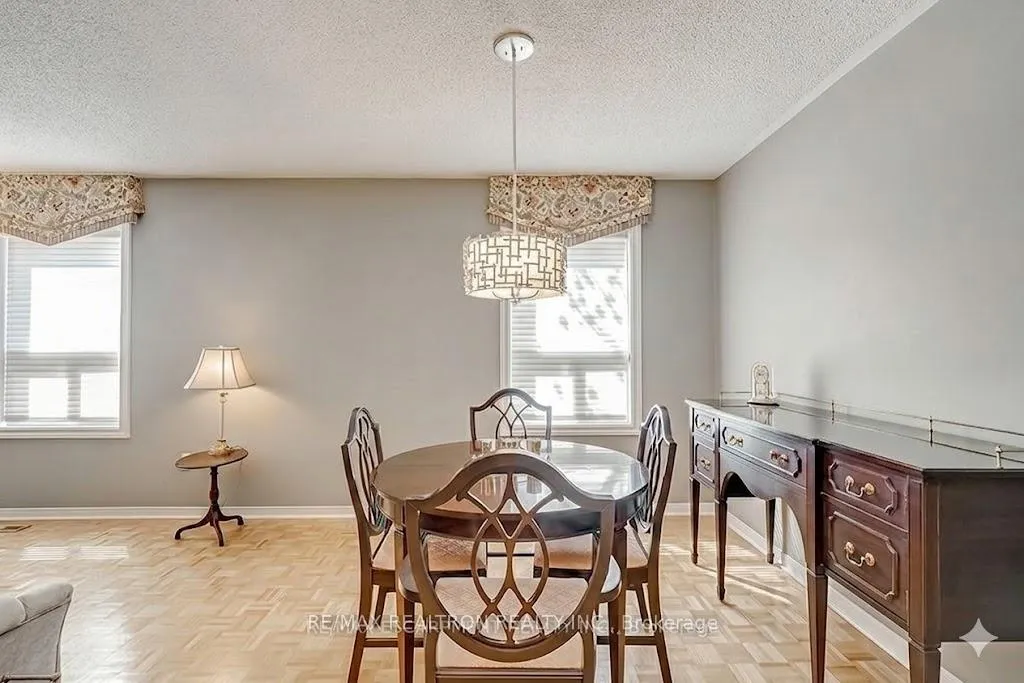 Photo 5 of 5591 Cosmic Crescent, Mississauga, Hurontario — HOMEH